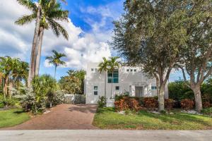 una casa blanca con palmeras delante en New construction 2 story Villa jacuzzi pool luxury, en Fort Lauderdale 74 fotos más