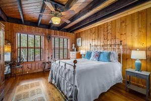 Un dormitorio con una cama y un ventilador de techo. en Lake Lahusage Front - Private Dock, Game Room, en Mentone