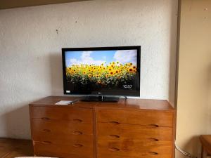 una TV a schermo piatto seduta sopra un comò di Departamento mirador en Villa Florita, la mejor vista de La Paz a La Paz