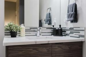 ein Badezimmer mit Waschbecken und Spiegel in der Unterkunft NordicSauna 3 Ensuite baths TheYellowDoorRetreat in Edmonton + 96 Fotos