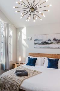 ein Schlafzimmer mit einem großen Bett mit einem großen Kronleuchter in der Unterkunft NordicSauna 3 Ensuite baths TheYellowDoorRetreat in Edmonton