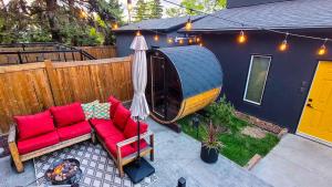einen Hinterhof mit einem Sofa und einem Pavillon in der Unterkunft NordicSauna 3 Ensuite baths TheYellowDoorRetreat in Edmonton