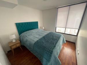 Ένα ή περισσότερα κρεβάτια σε δωμάτιο στο Moderno departamento en Iquique 3D2B con estacionamiento a pasos de playa Cavancha