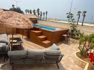 um pátio com piscina, cadeiras e aiki em SeaSide Villa em Asdode