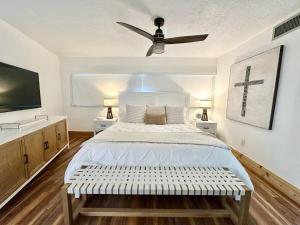 una camera da letto con un letto e un ventilatore a soffitto di New! Key Largo Costal Villa 2 Kings Masters, Marina, Pool & Pickleball a Key Largo