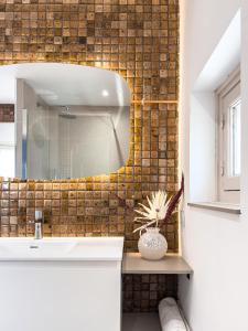 ブール・サン・モーリスにあるSki Cozy Bourg-Saint-Maurice Les Arcsの洗面台と鏡のあるバスルーム