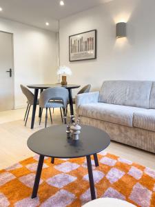 ブール・サン・モーリスにあるSki Cozy Bourg-Saint-Maurice Les Arcsのソファとテーブルのあるリビングルーム