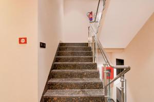 una escalera en un edificio con barandilla en Super Townhouse Oak DLF Newtown Bus Terminal, en New Town