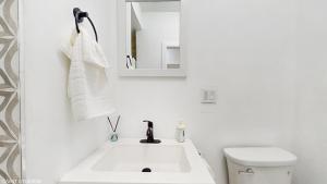 Ένα μπάνιο στο Menod Luxury Apartment +14 φωτογραφίες