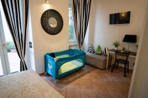 ein Wohnzimmer mit einem blauen Hundebett und einer Couch in der Unterkunft Santa Croce Garden Apartment in Florenz