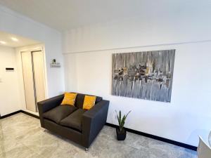 un soggiorno con un divano e un quadro sul muro di Estudio Mare a Mar del Plata