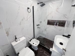 un bagno bianco con un water e un lavandino di Estudio Mare a Mar del Plata