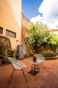 zwei Stühle und ein Tisch auf einer Terrasse in der Unterkunft Santa Croce Garden Apartment in Florenz