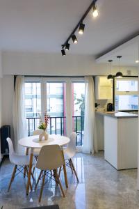 una cucina e una sala da pranzo con tavolo e sedie di Estudio Mare a Mar del Plata