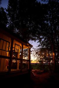 un bâtiment avec un coucher de soleil en arrière-plan dans l'établissement Sunrise, Mountain & Farm View - Heated Tub or Pool, à Mentone