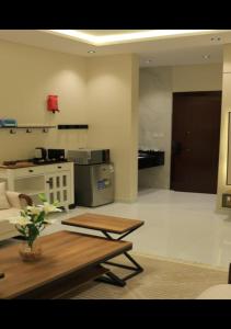 a living room with a table and a kitchen at درب الحرمين in Jeddah