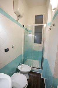 ein Badezimmer mit Toilette und Glasdusche in der Unterkunft Santa Croce Garden Apartment in Florenz
