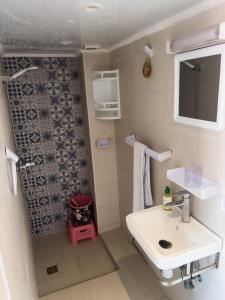 Ένα μπάνιο στο Appartement Essaouira terrasse privée Yahya Host