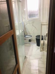 baño con aseo y puerta de cristal en Cosy Canal St Martin, en París