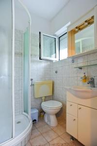 Ein Badezimmer in der Unterkunft Apartments Domalu