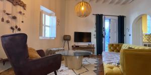 una sala de estar con un sofá y una mesa en Casa Cueva Soluna, for peace & nature Cabo de Gata, en Níjar