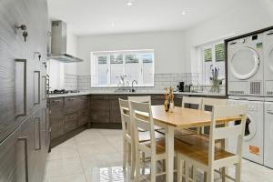 Nhà bếp/bếp nhỏ tại Spacious 6-Bedroom/6-Bathroom Stay in Bloxwich