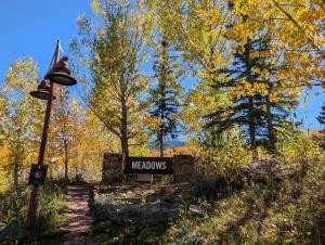 eine Straßenlaterne und ein Willkommensschild in einem Park in der Unterkunft Peaceful Sunny Ski Out Ski In Condo, Parking, Pets in Telluride