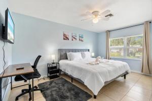 Giường trong phòng chung tại King-Style Retreat - 4 BR - Family Friendly