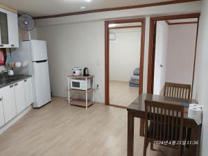Kuchyň nebo kuchyňský kout v ubytování Ibb bucheon 2f two room short term rental