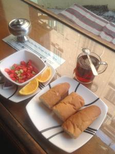 un plato de comida con sándwiches y un bol de fruta en Venice Hosokawaya, en El Cairo