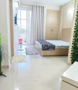 Un dormitorio con una cama y una ventana grande. en Mero vrindavan home stay, en Vrindāvan