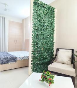 1 dormitorio con una pared verde, 1 cama y 1 sofá en Mero vrindavan home stay, en Vrindāvan