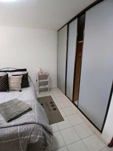 Katil atau katil-katil dalam bilik di Appartement cozy et accueillant