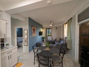 a kitchen and living room with a table and chairs at Sunset Vista homely apartment in Méro