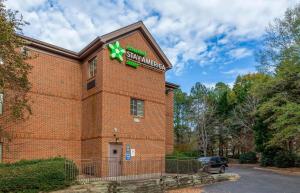 een rood bakstenen gebouw met een sterrenbeeld erop bij Extended Stay America Suites - Raleigh - North Raleigh - Wake Towne Dr in Raleigh
