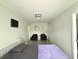 a bedroom with a bed and a living room at Urban Suites Spacious 2-Bedroom Apartment in Taryaatayn Baraanii Bayshing