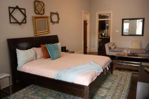 Postel nebo postele na pokoji v ubytování Historic Marigny House mins to French Quarters!