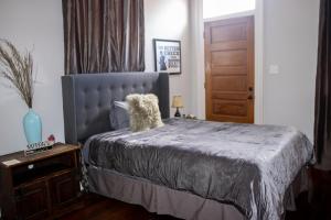 Postel nebo postele na pokoji v ubytování Historic Marigny House mins to French Quarters! + 2 fotografie