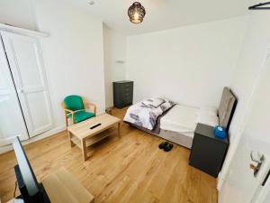 スタッフォードにあるHomestay in Staffordのベッドと椅子のある小さな寝室