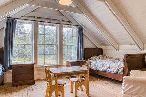 Giường trong phòng chung tại Brand New Barn House