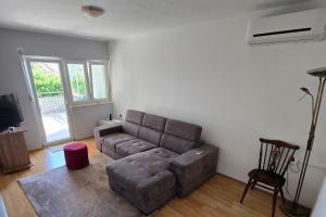 a living room with a couch and a tv at Apartments with parking space Seget Vranjica, Trogir - 24874 in Seget Vranjica
