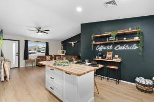 Dapur atau dapur kecil di Mesa Resort with Free Heated Pool, Hot Tub, King Bed, and Yard Games