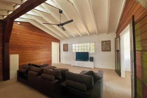 Μια τηλεόραση ή/και κέντρο ψυχαγωγίας στο Big Cedar for 1 to 6 people - Coastal retreat