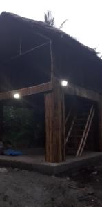 PantukanにあるCasa Bambúの側面に階段がある建物