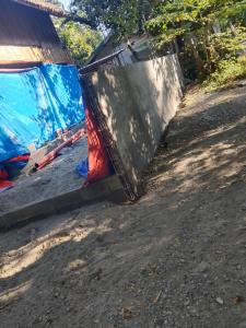 PantukanにあるCasa Bambúの道路脇に建つ建物