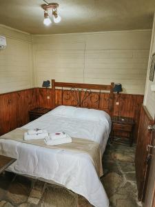 een slaapkamer met een bed met twee handdoeken erop bij Casa Calamo Hotel in Treinta y Tres