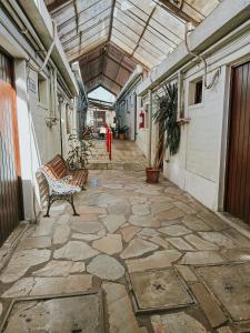 een lege hal met een bank in een gebouw bij Casa Calamo Hotel in Treinta y Tres