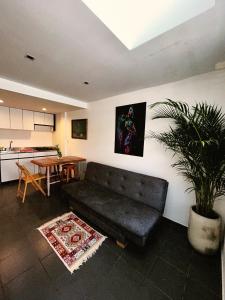 una sala de estar con un sofá y una mesa en Amplio, Cómodo y tranquilo Apto cerca a Milan y Cable Plaza, en Manizales