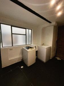 Habitación vacía con aseo y ventana en Amplio, Cómodo y tranquilo Apto cerca a Milan y Cable Plaza, en Manizales 13 fotos más