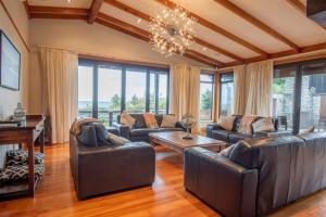Posezení v ubytování Tata Tides Beach Front Retreat